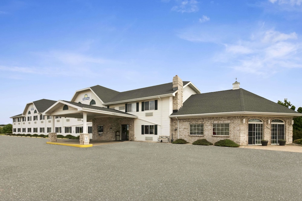 Days Inn & Suites by Wyndham Kaukauna WI 1/58