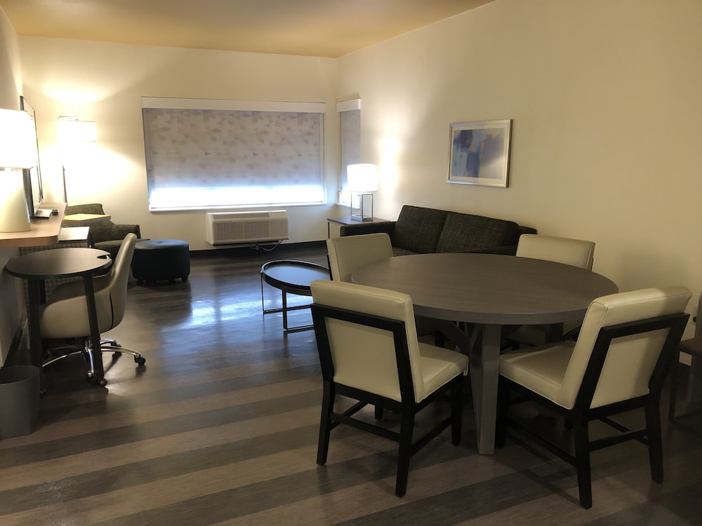 Holiday Inn And Suites Memphis Southeast Germantown 34/48