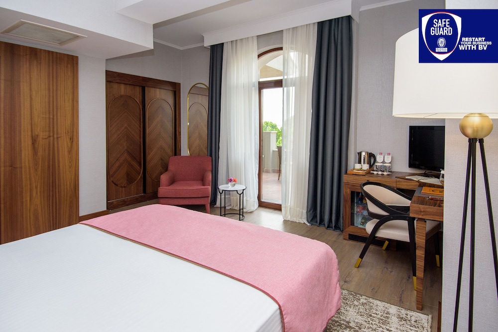 DELUXE, DOUBLE BED, CITY VIEW