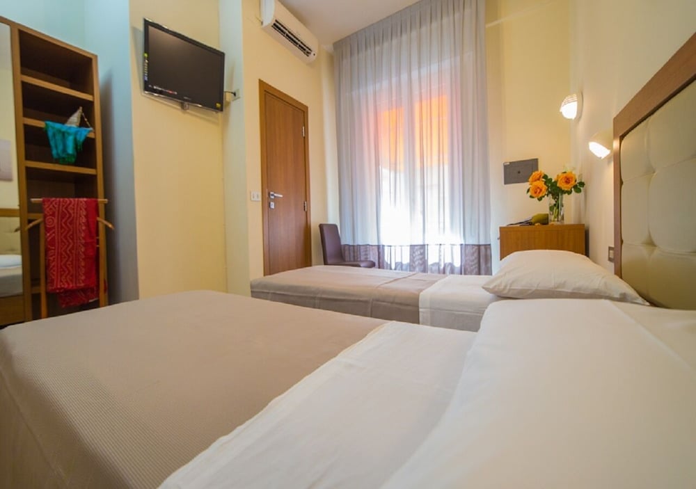 Mediterraneo Hotel and Suites 20/50