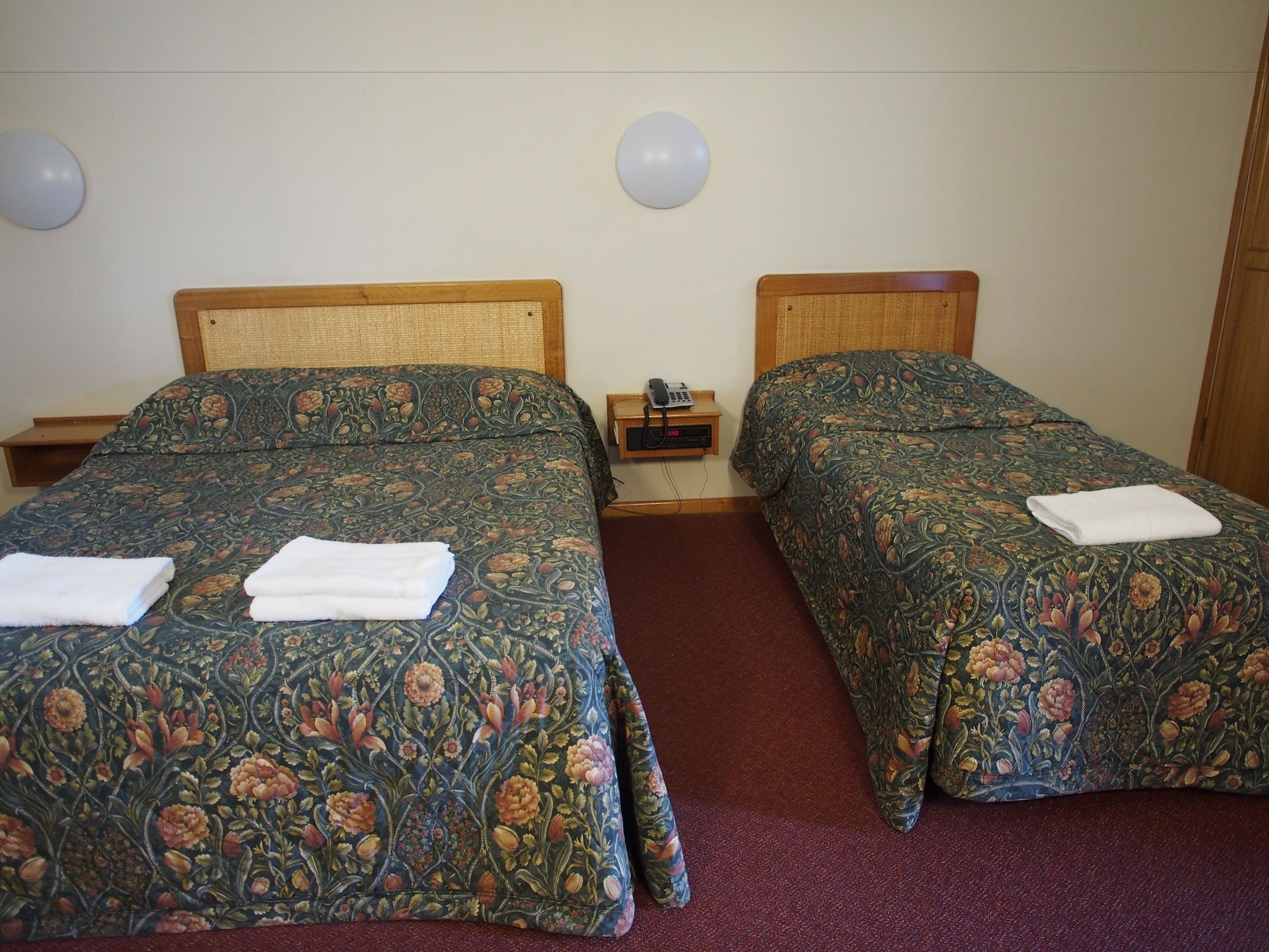 ROOM, TWIN BEDS