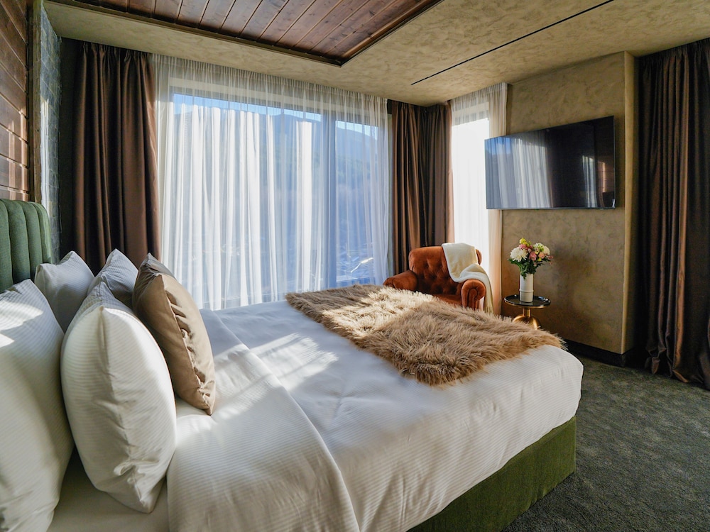 Alpine, Deluxe, Queen Bed, Mountain View