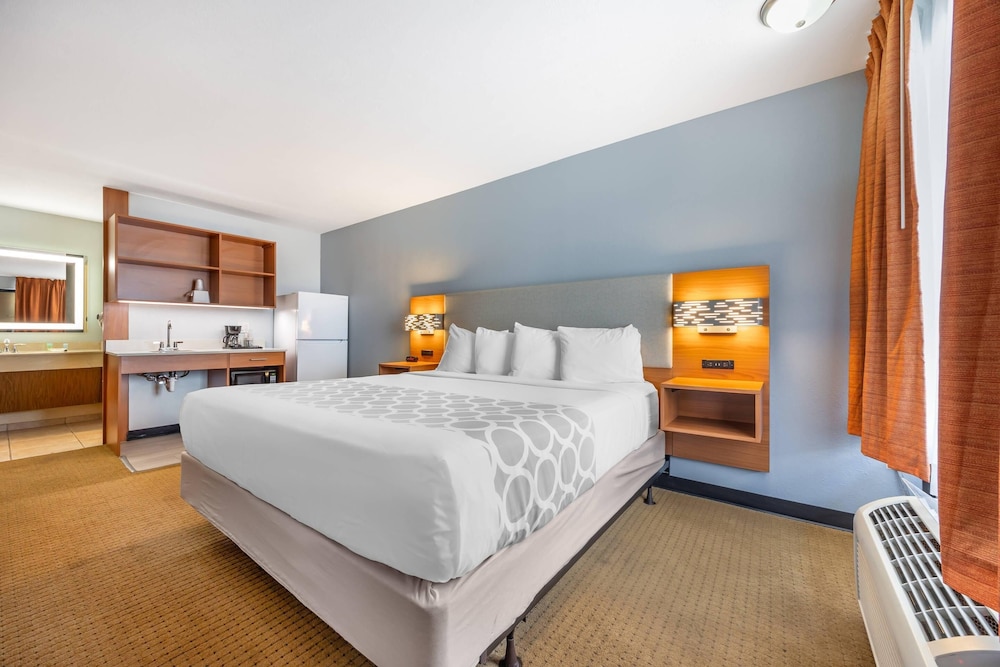 ROOM, KING BED