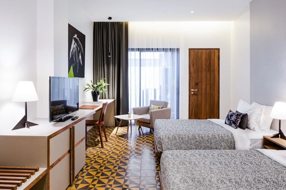 1920 HOTEL 32/40