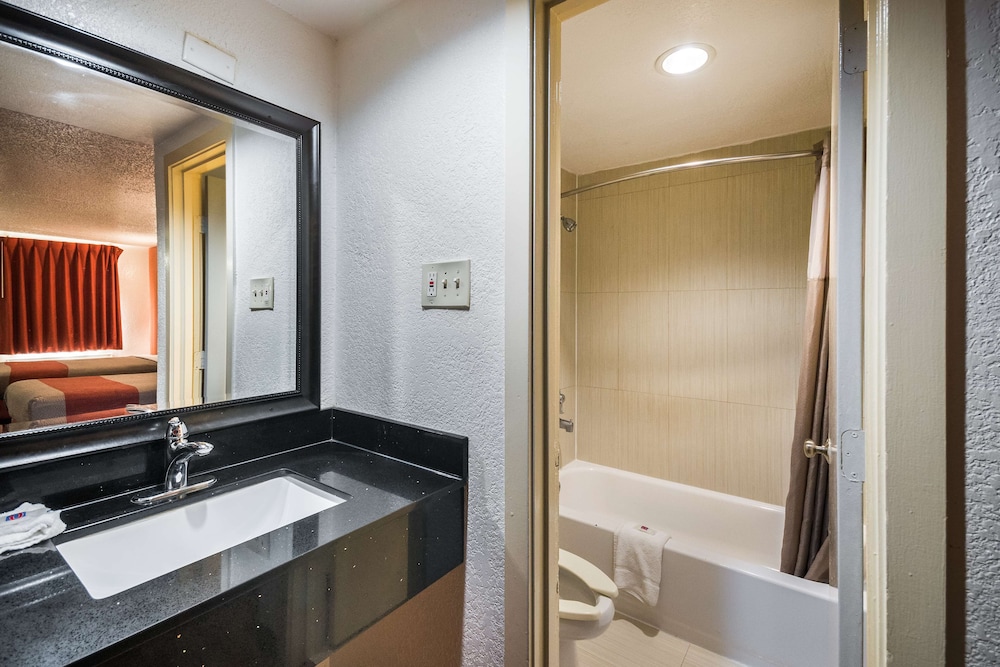 Motel6 Houston, TX - Brookhollow 46/48