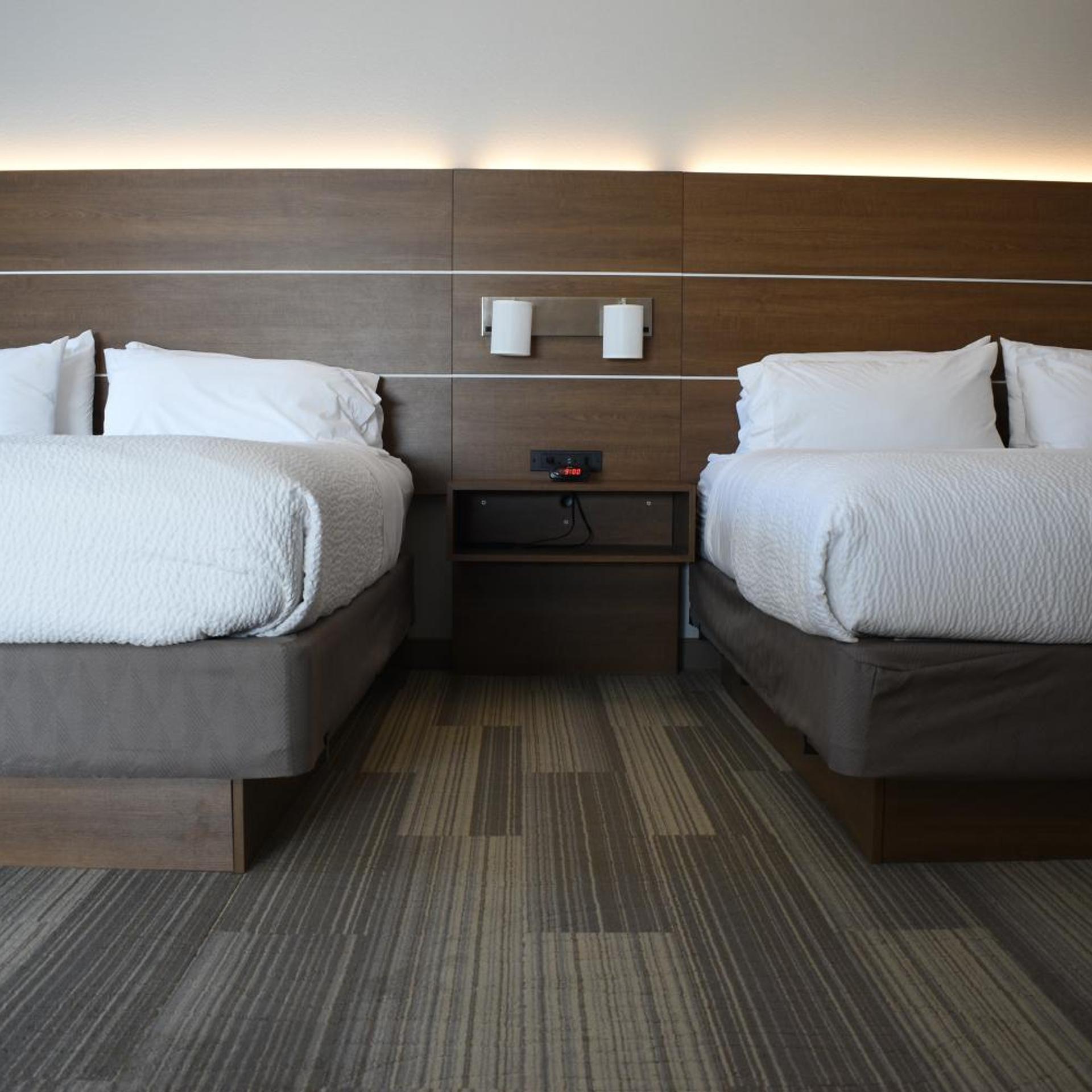 غرفة قياسية بسرير كينج وسريرين كينج، Holiday Inn Express and Suites Lincoln South 9/10