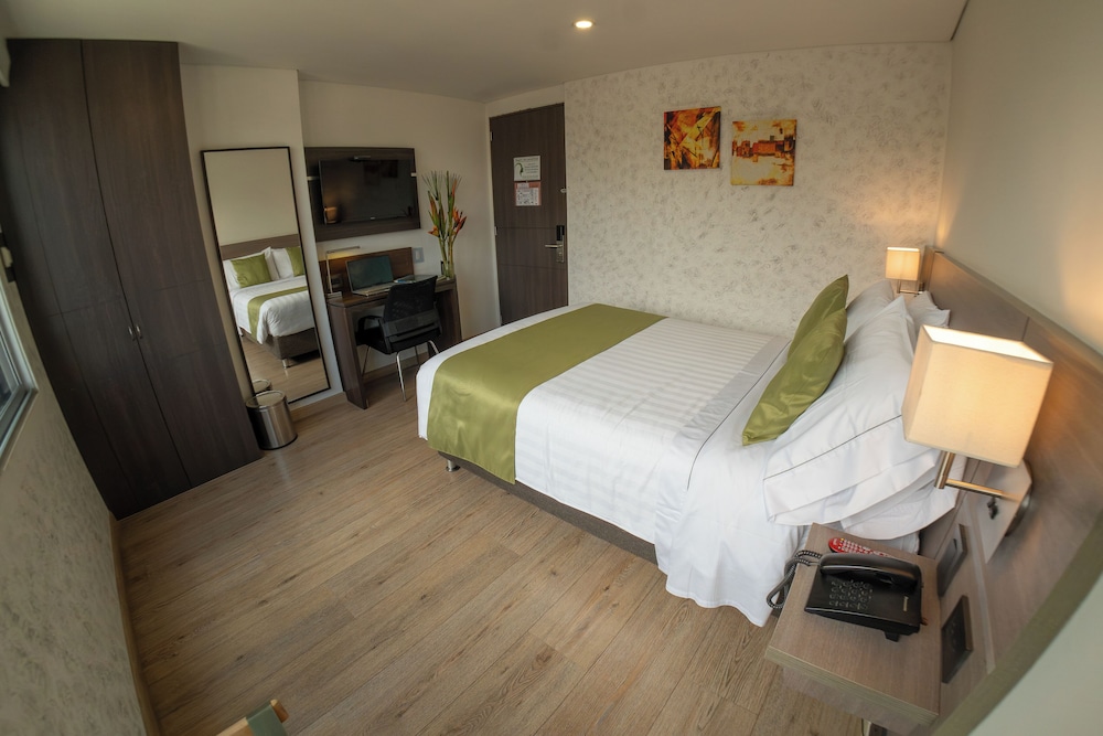 Hotel Grand Plaza Corferias 6/24