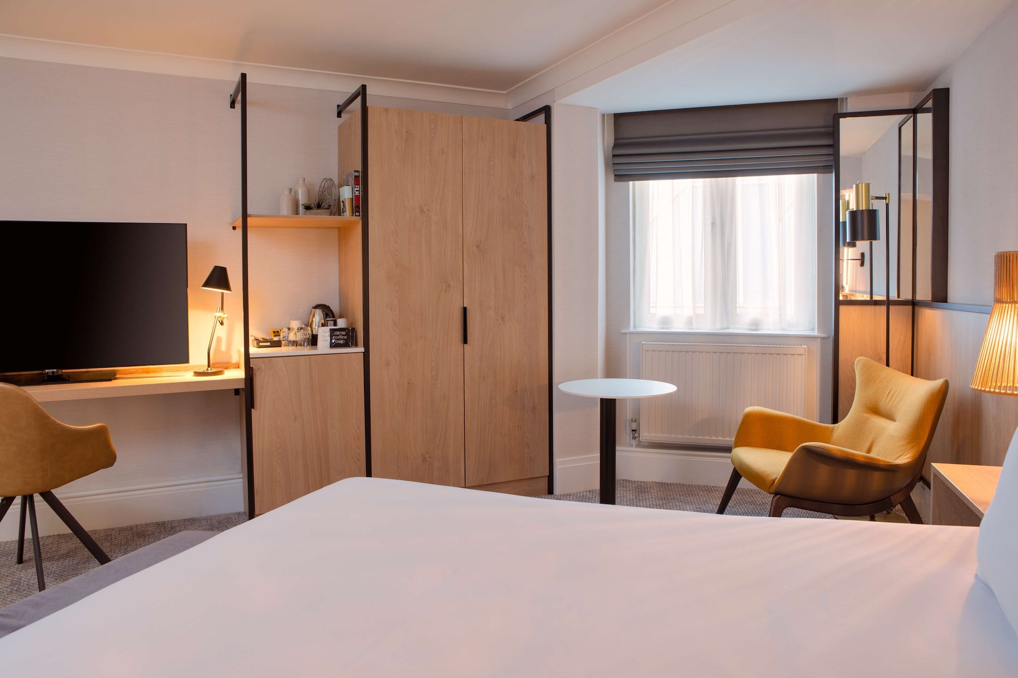 DELUXE, KING BED