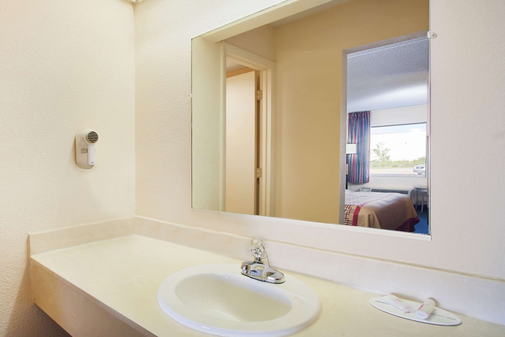 Days Inn by Wyndham Greeneville TN 12/20