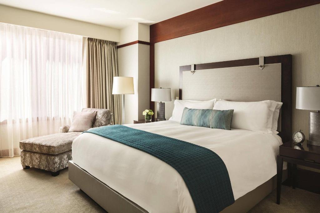 1 Bedroom, Signature, Georgetown, Suite, King Bed, Georgetown View, Sofa