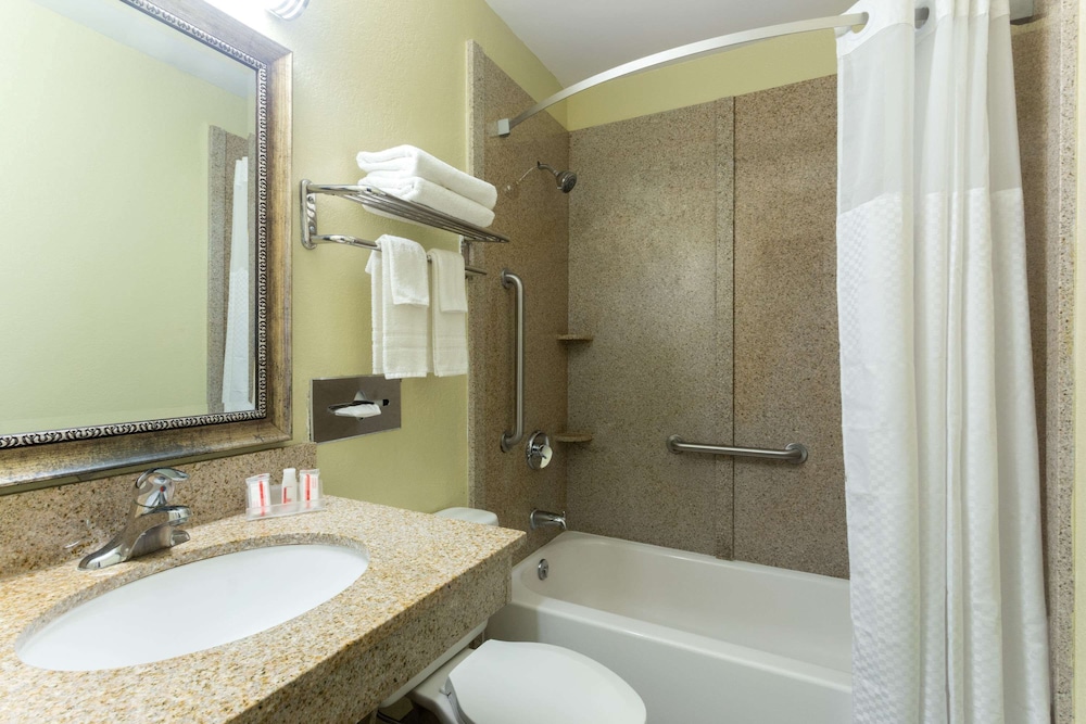 Super 8 by Wyndham Brunswick/St Simons Island Area 11/26