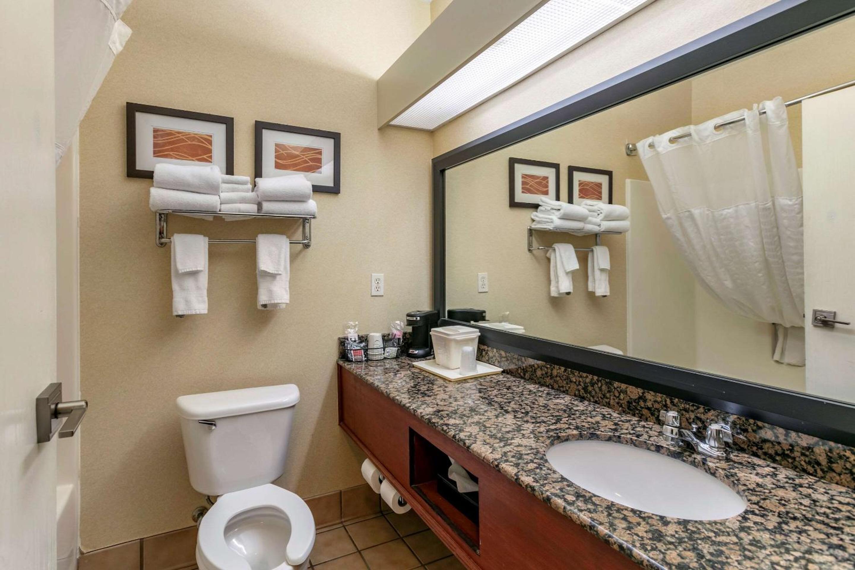 SUITE, KING BED