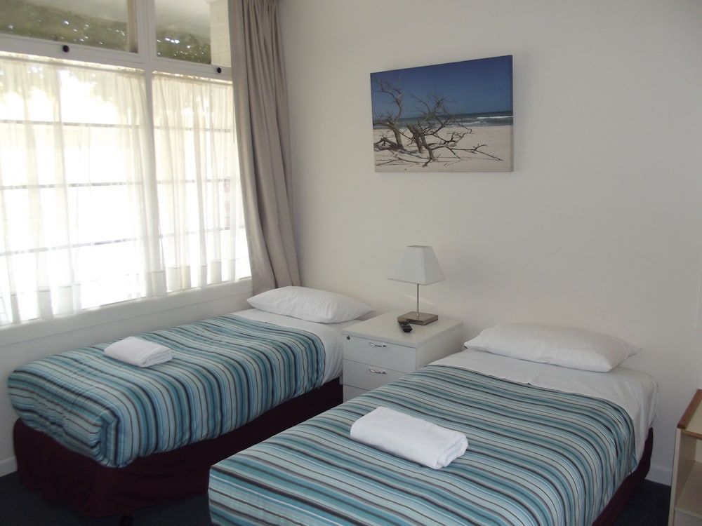GUICHEN BAY MOTEL 30/54