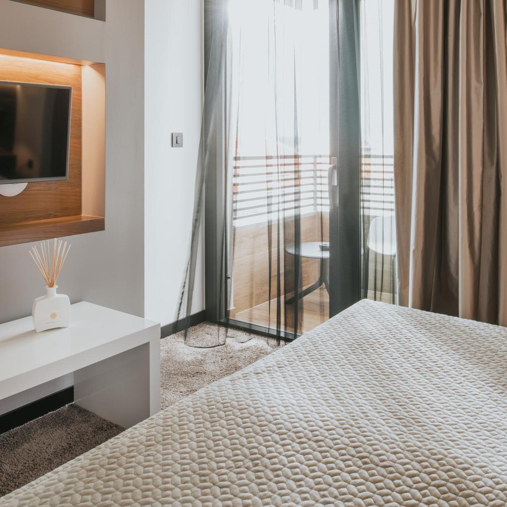 Deluxe, Double Bed, Lateral Side Sea View، Hotel Ani - Adults Only 3/5