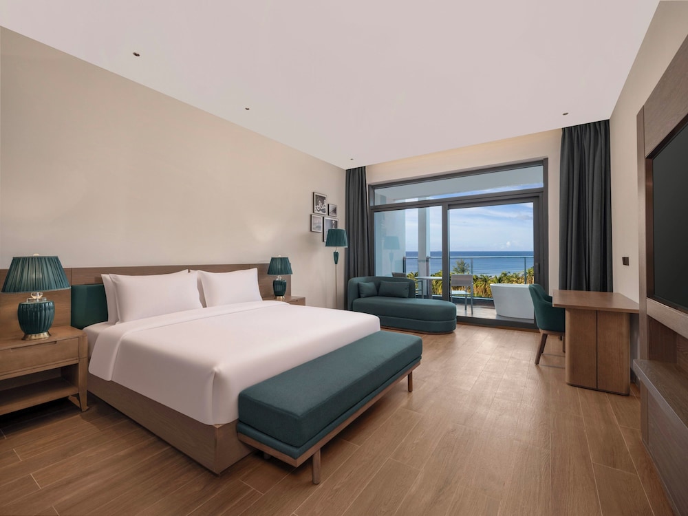 Standard, King Bed, Sea Front, Bathtub