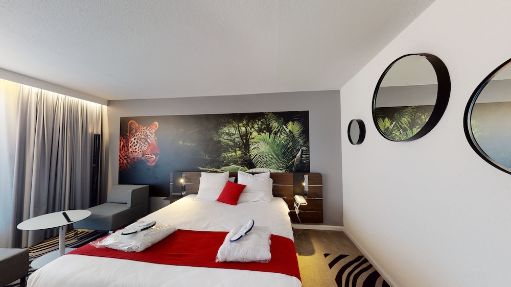 EXECUTIVE, DOUBLE BED, SOFA