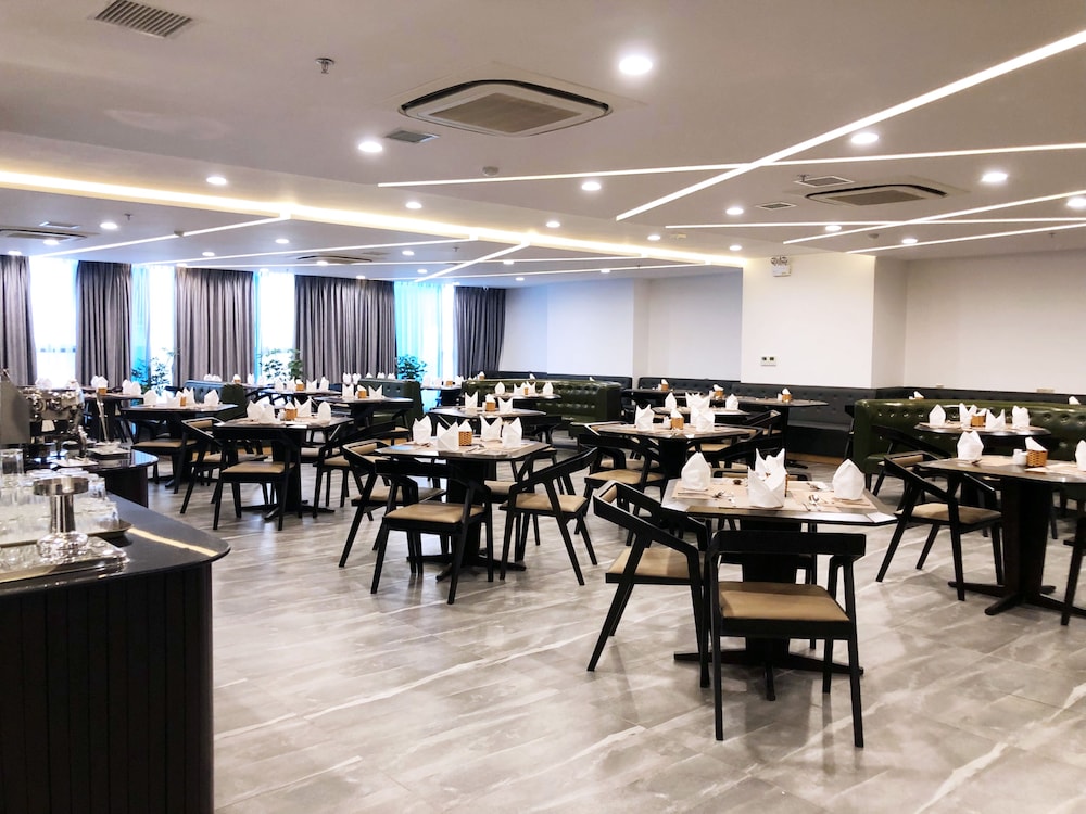 Majestic Premium Hotel 65/70