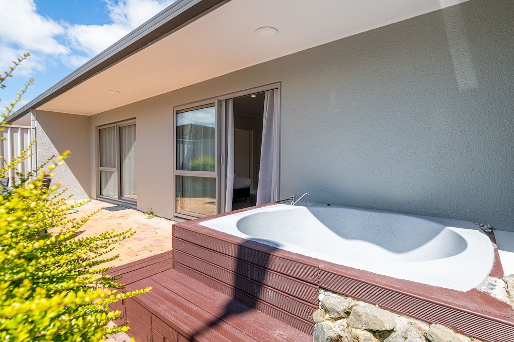 Ann’s Volcanic Motel 24/50