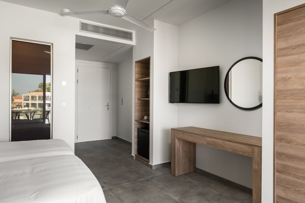 Acharavi Beach Hotel 38/84