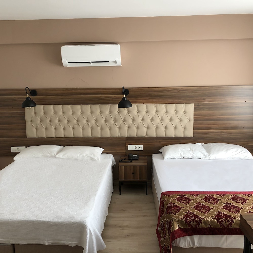 The Reina Hotel 23/70