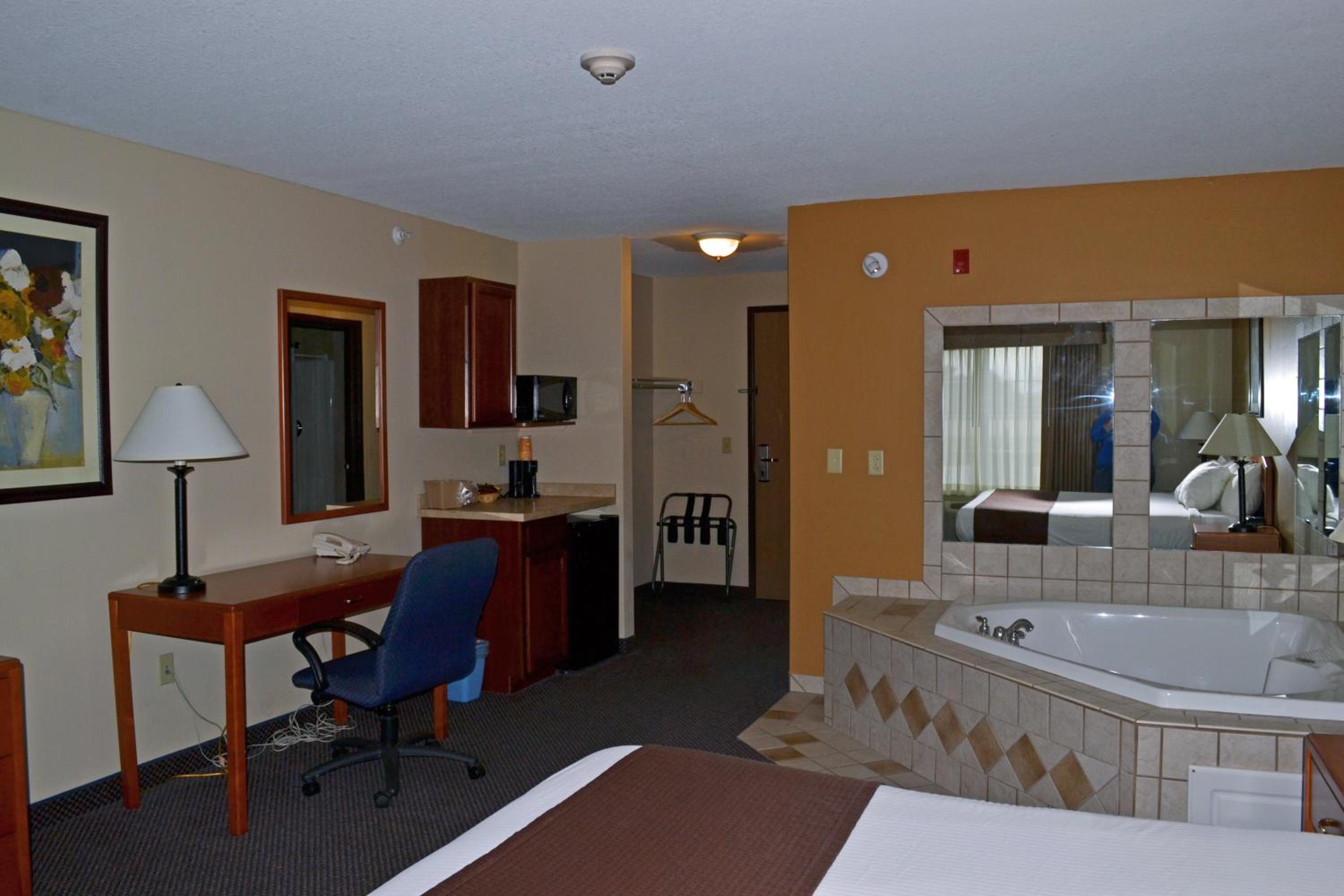 Paola Inn And Suites 36/47