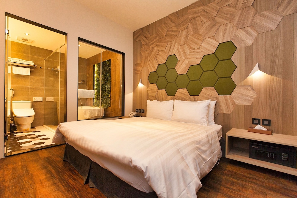 Hotel East 27/71