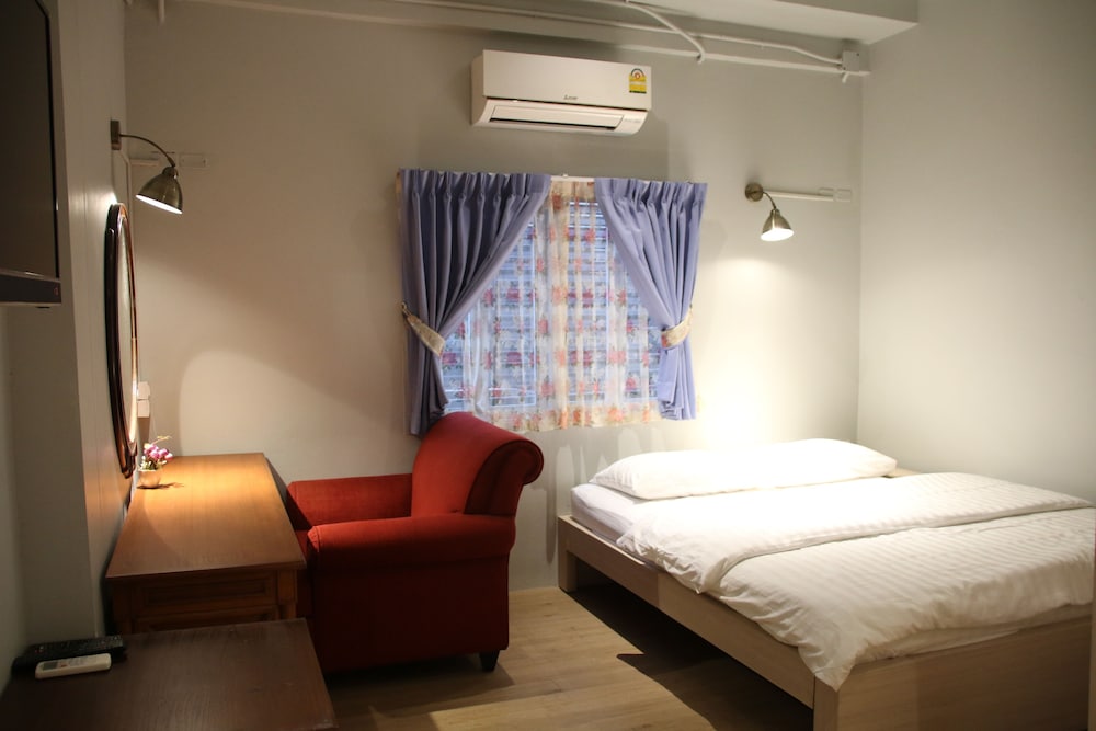 FAMILY, 1 QUEEN AND 1 BUNK BED, SHARED BATHROOM