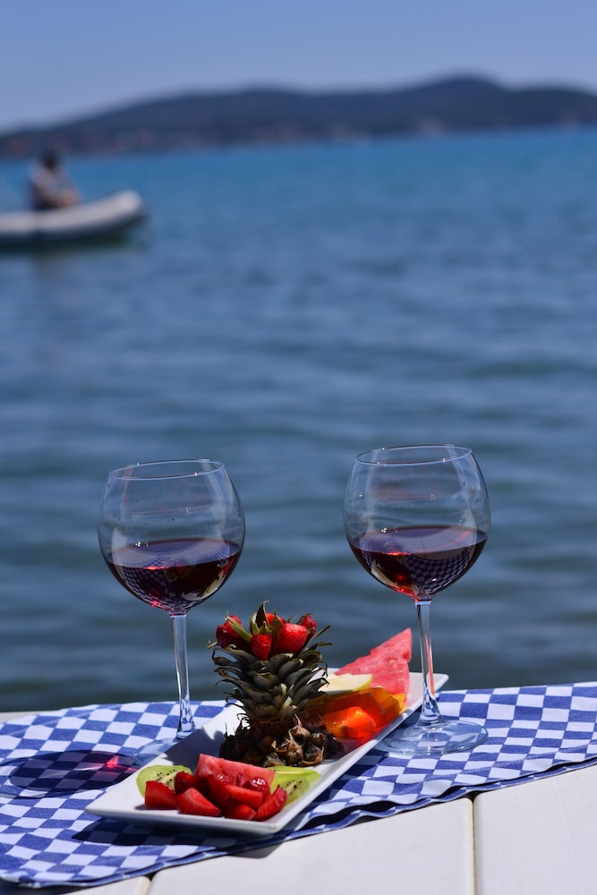 Cunda Ezer Otel 36/63
