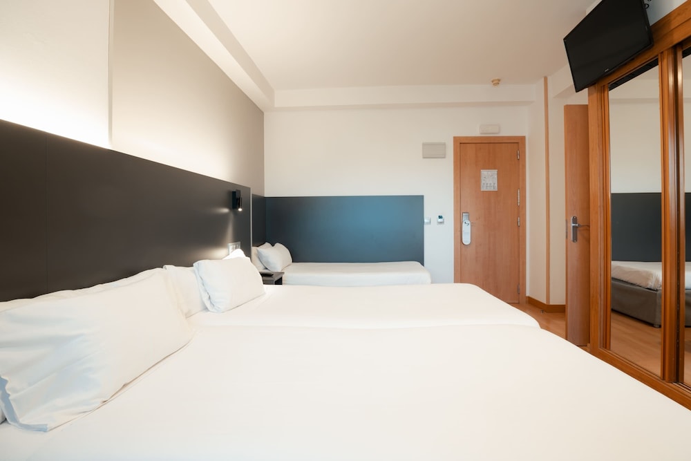 غرفة قياسية بثلاثة أسرّة مع سرير إضافي