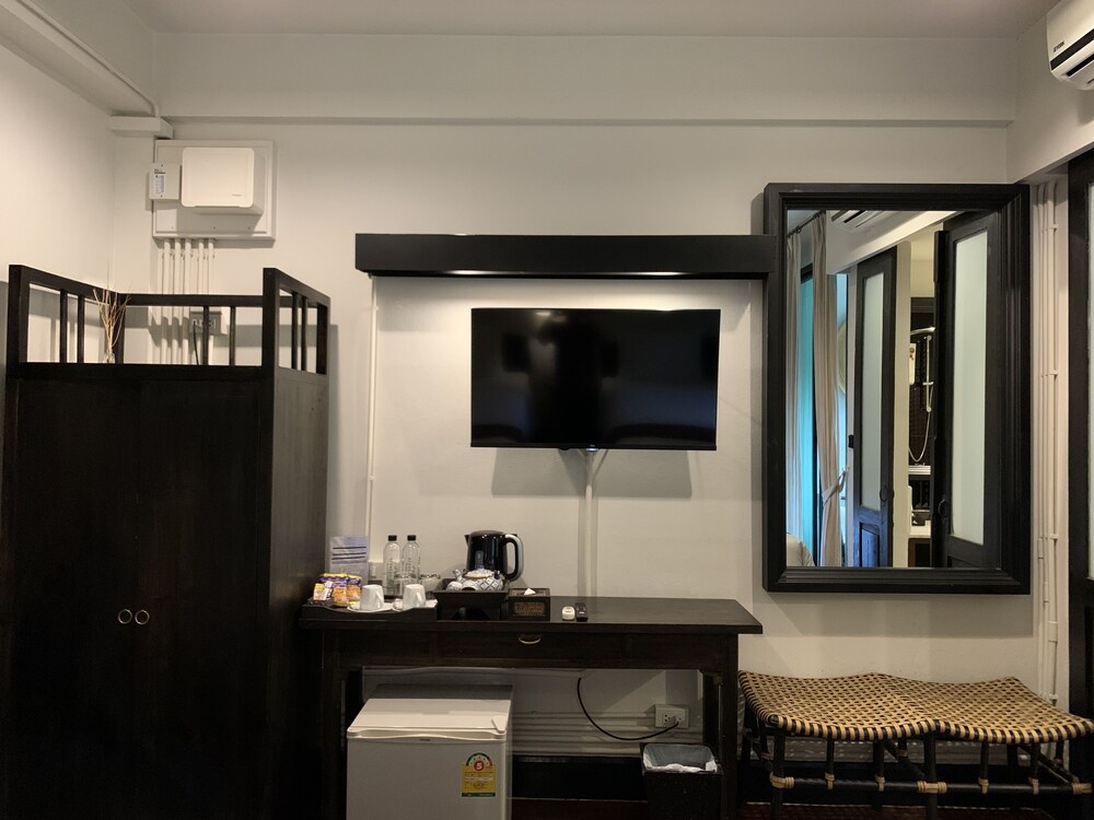 99 the Gallery Hotel 68/77