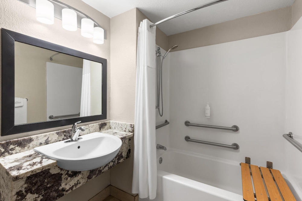 Days Inn by Wyndham Charleston WV 26/33