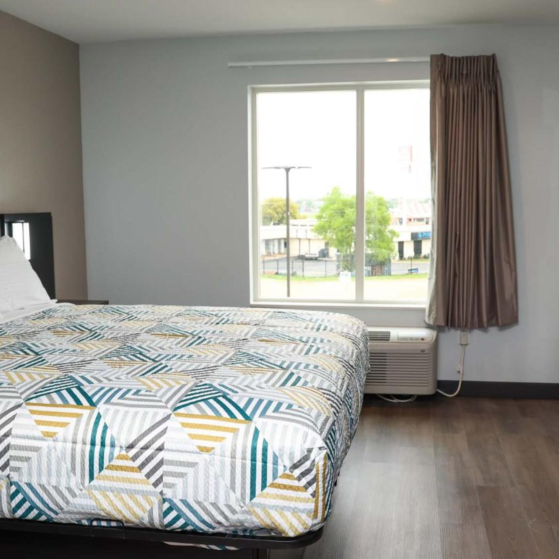 ROOM, KING BED