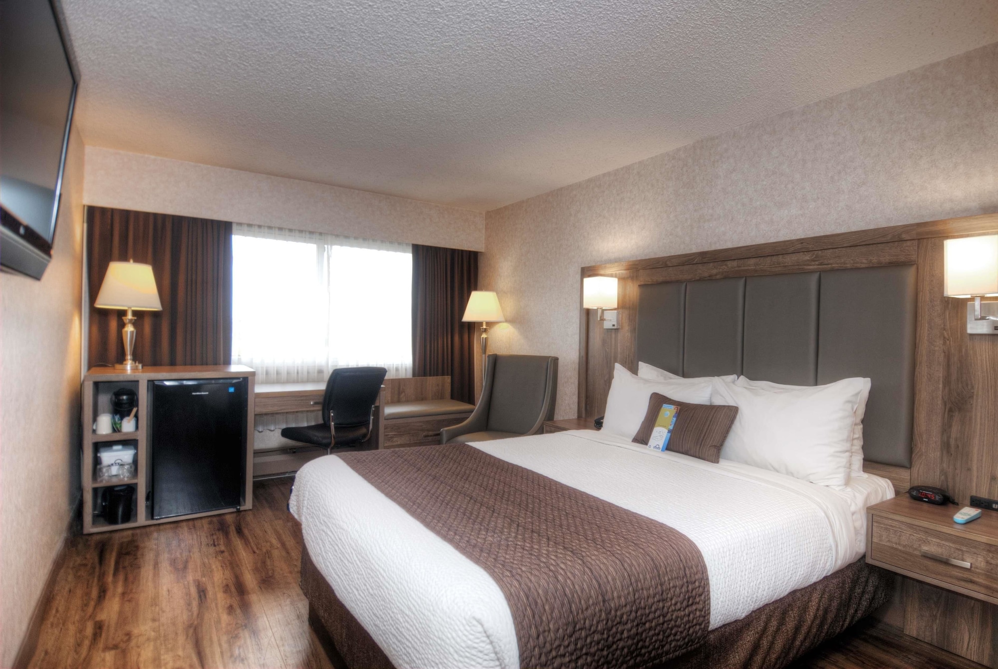 STANDARD, QUEEN BED, STREET VIEW