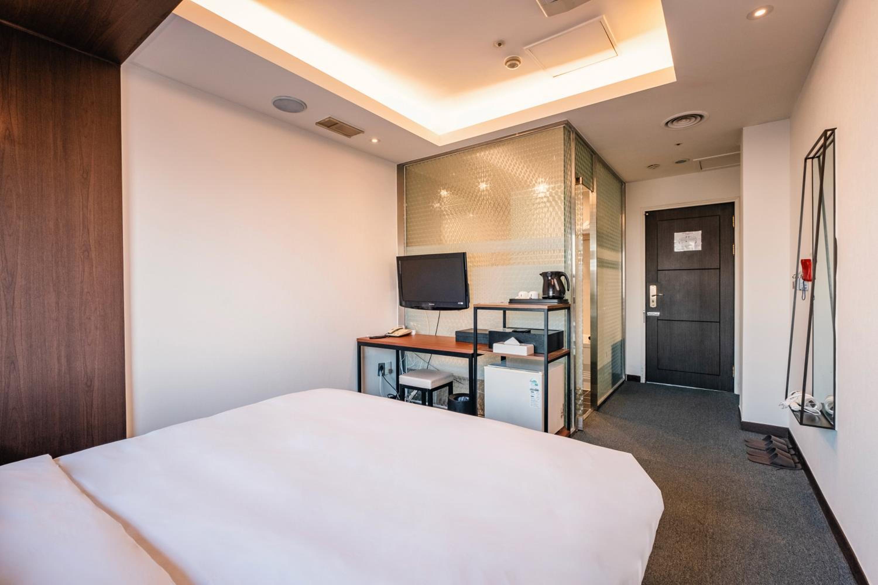 Superior, Double or Twin Bed, No Window