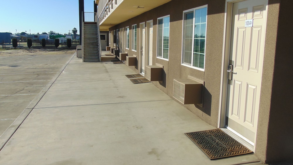 CORCORAN COUNTRY INN 38/48