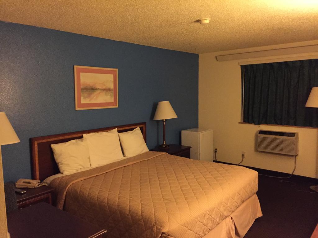 ROOM, KING BED
