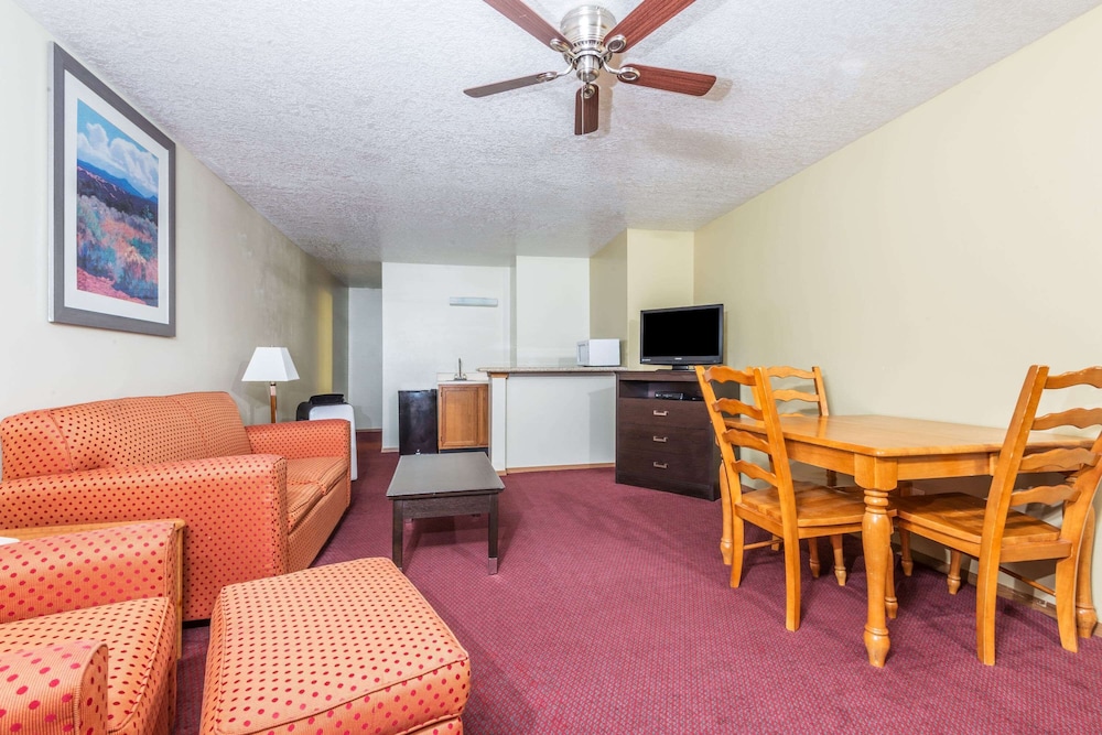Days Inn by Wyndham Pueblo 14/18