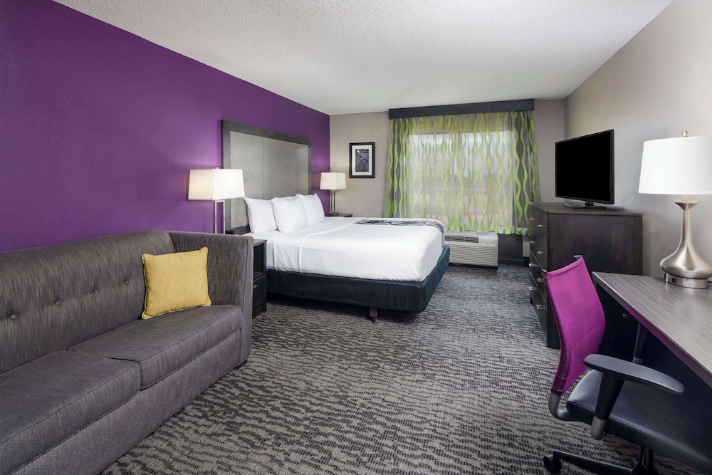 غرفة تنفيذية بسرير كينج، La Quinta Inn and Suites by Wyndham Kennesaw 4/10