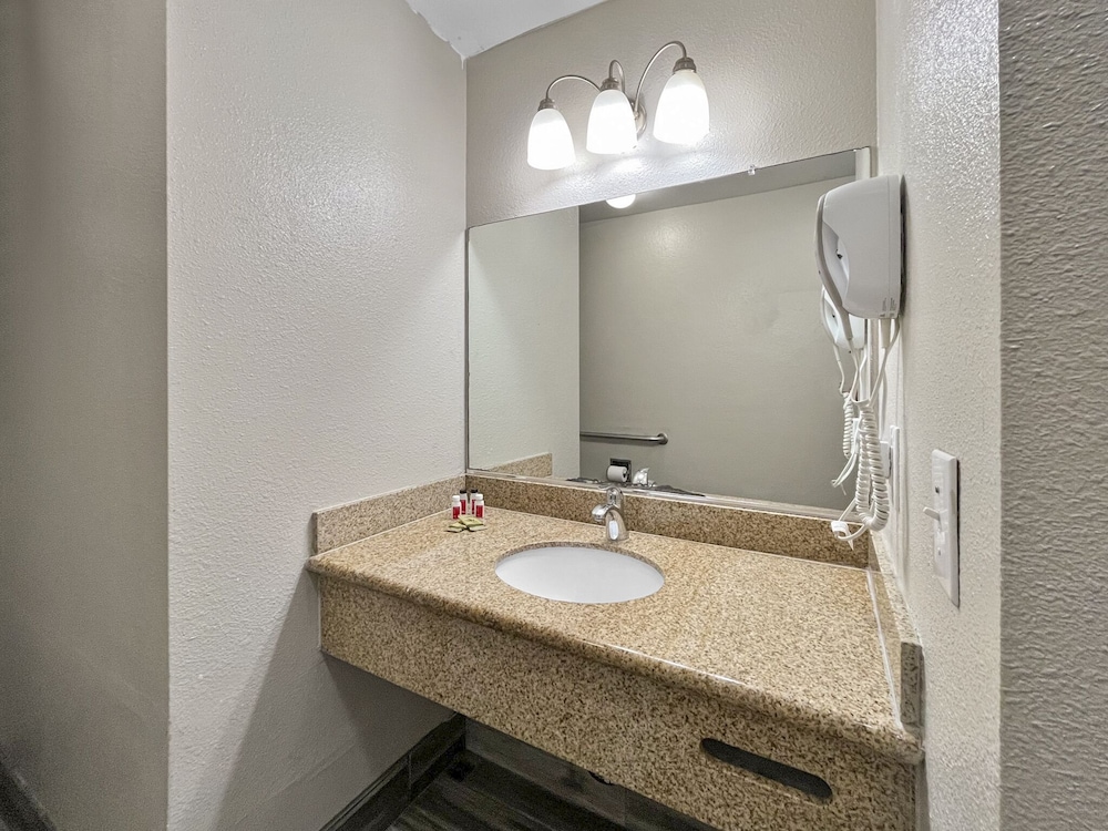 Rodeo Lodge (ex Americas Best Value Inn and Suites-Clovis/Fresno) 52/59
