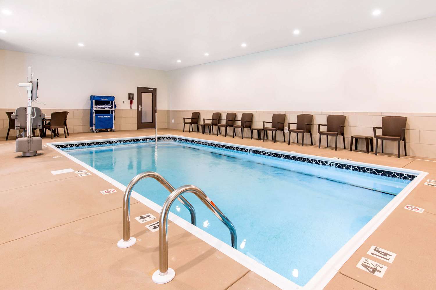 Sleep Inn & Suites South Jacksonville, IL 23/40