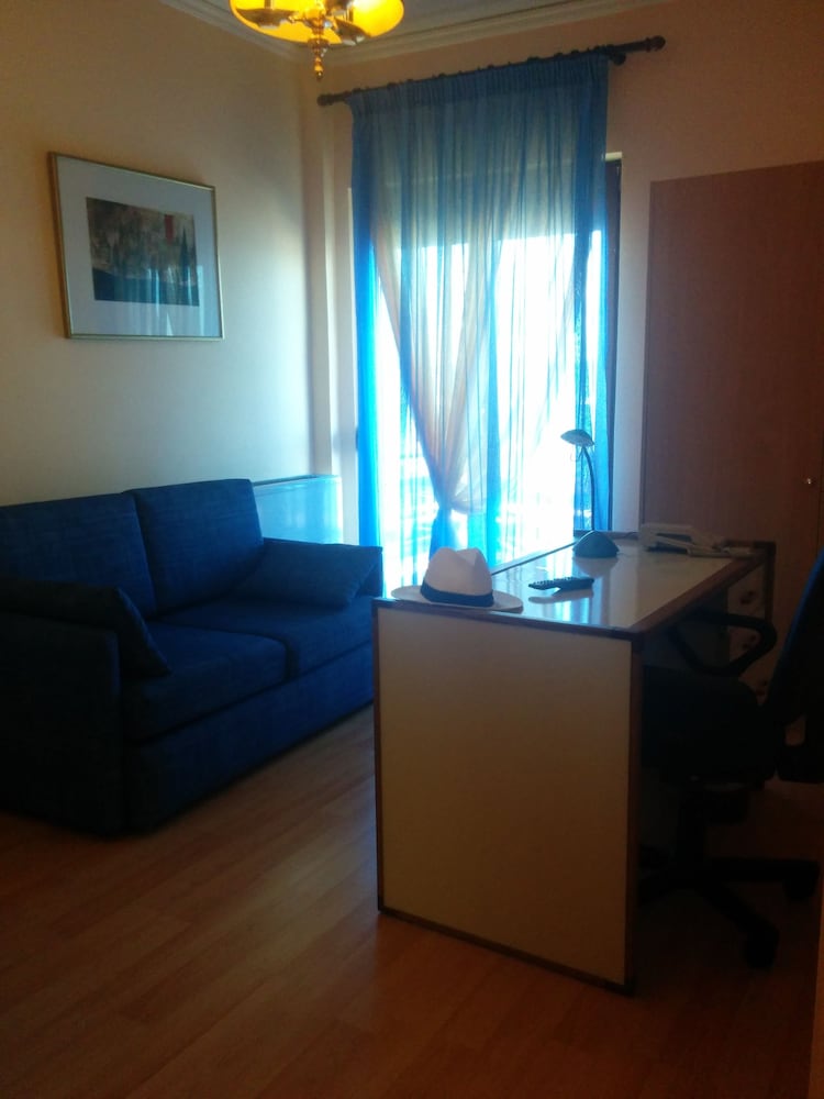 Atlantis Hotel 30/33