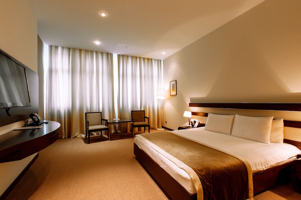 ZIRVE HOTEL 10/76