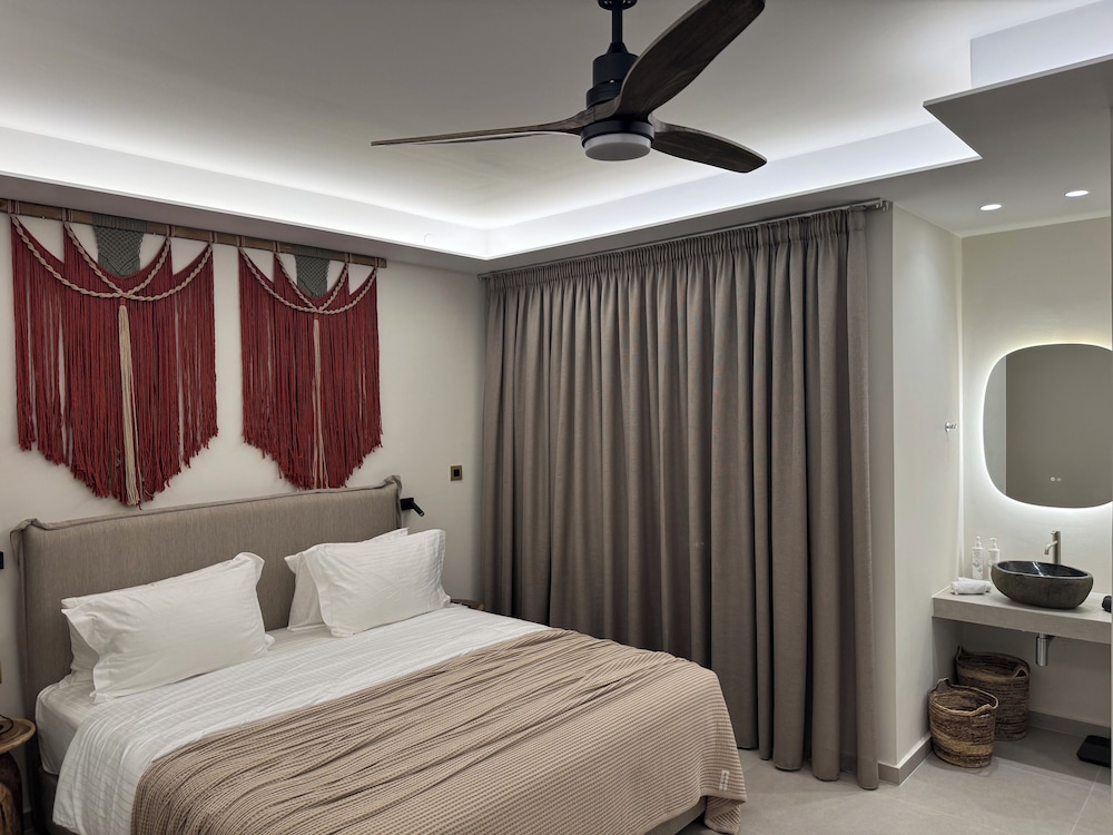 غرفة تنفيذية بسرير مزدوج بإطلالة جزئية على البحر، The Noverian Antama Organic Beach Resort Chania 6/10