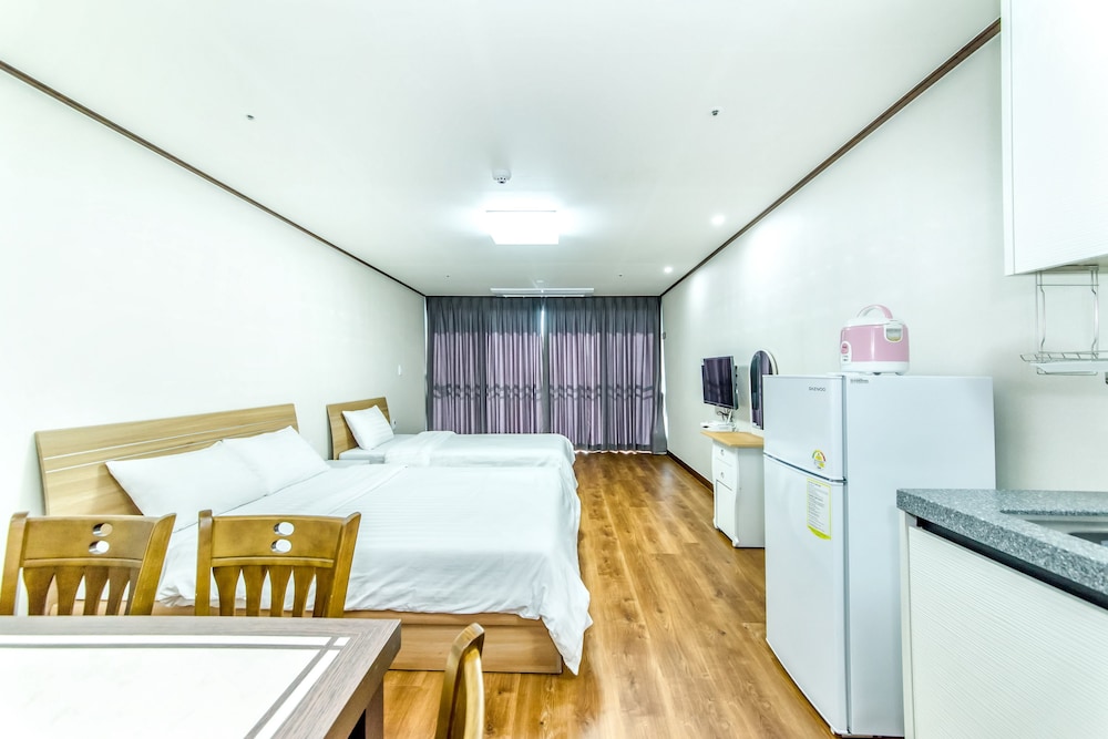 ROOM, TWIN BEDS