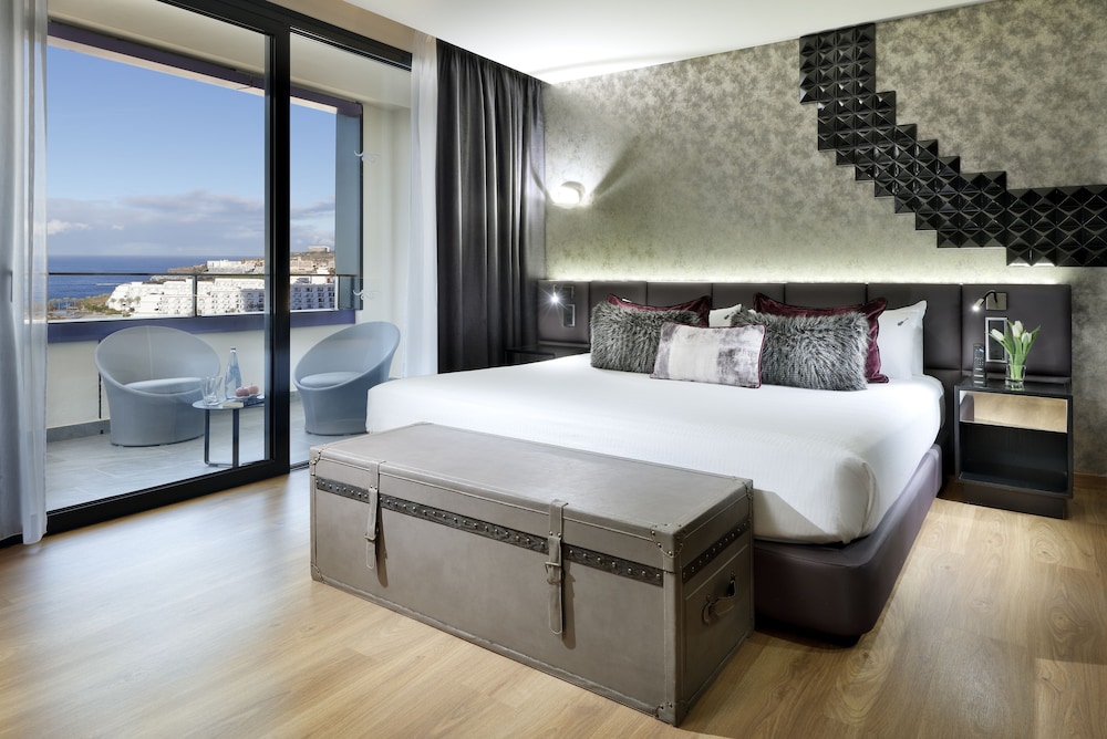 Silver, Rock, Studio, Suite, King Bed, Sofa