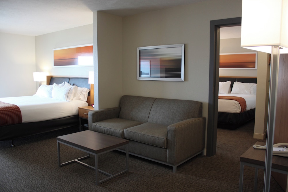 Holiday Inn Express Munising-Lakeview 56/68
