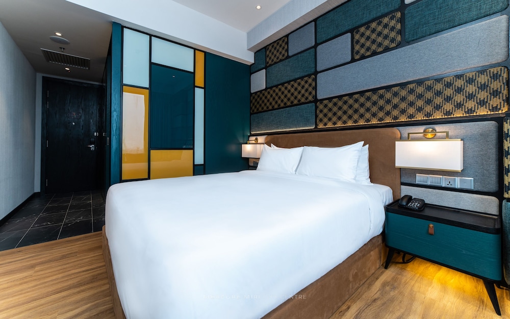 DELUXE, KING BED