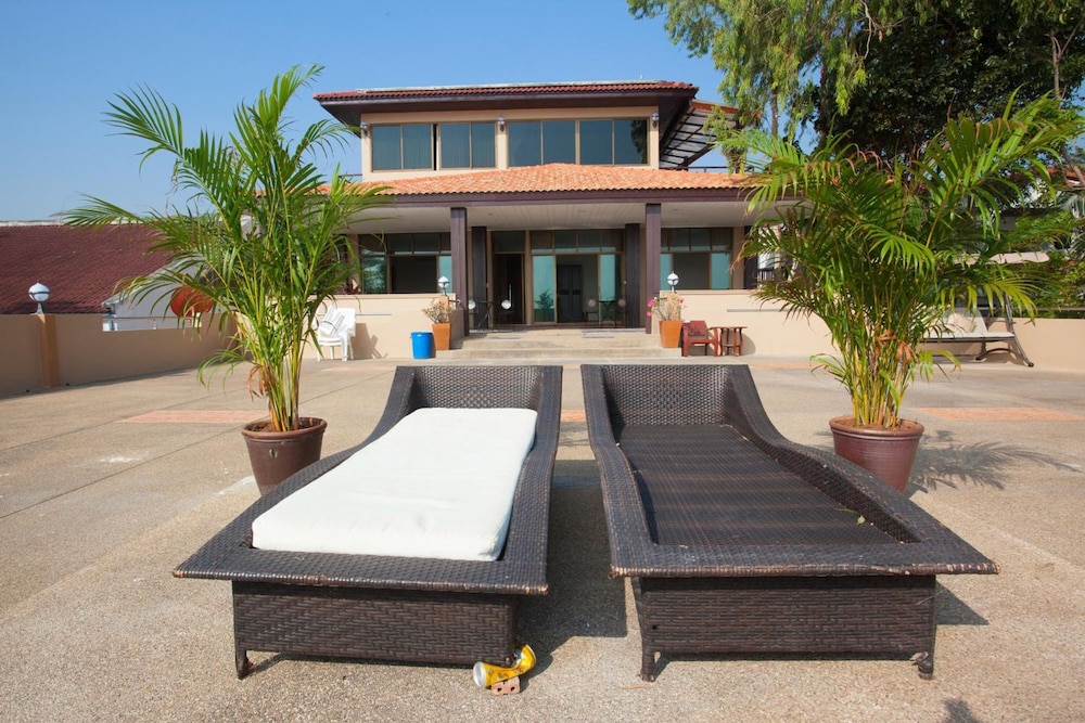 Sea Breeze Guest House 72/73