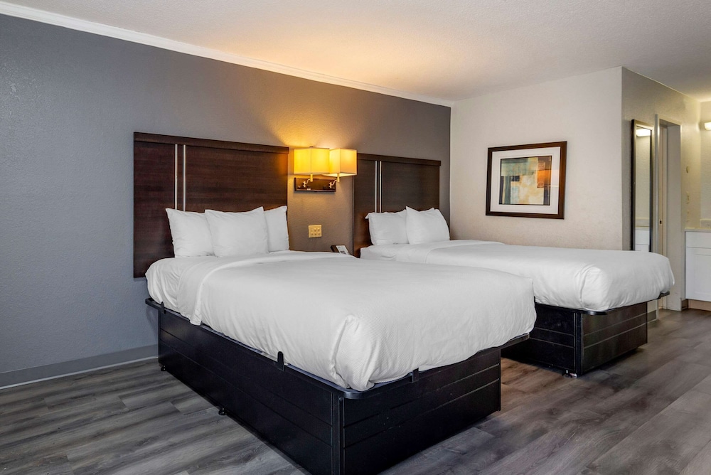 Efficiency, 2 Double Beds