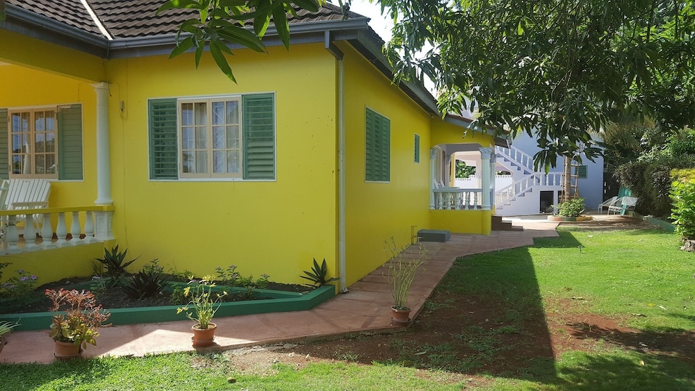 Ocho Rios Almond Tree Villas photo2